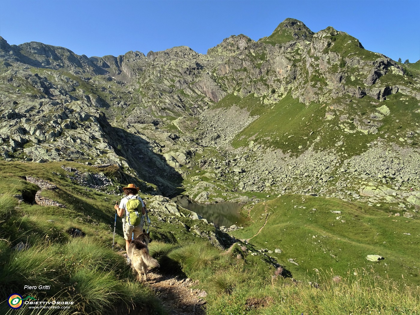 25 Dal Passo di Verrobbio (2026 m) scendiamo all'omonimo laghetto.JPG